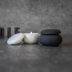 Portavelas minimalista de hormigón con tapa: decoración para meditar