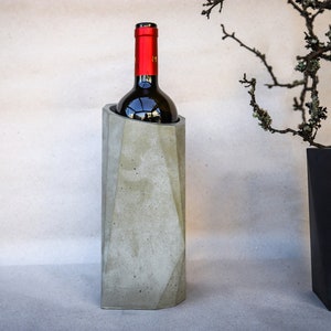 Concrete Wine Cooler, Elegant Geometric Wine Bottle Chiller, Unique Artisan Wine Accessories, Sophisticated Wine Centerpice, imagem 1