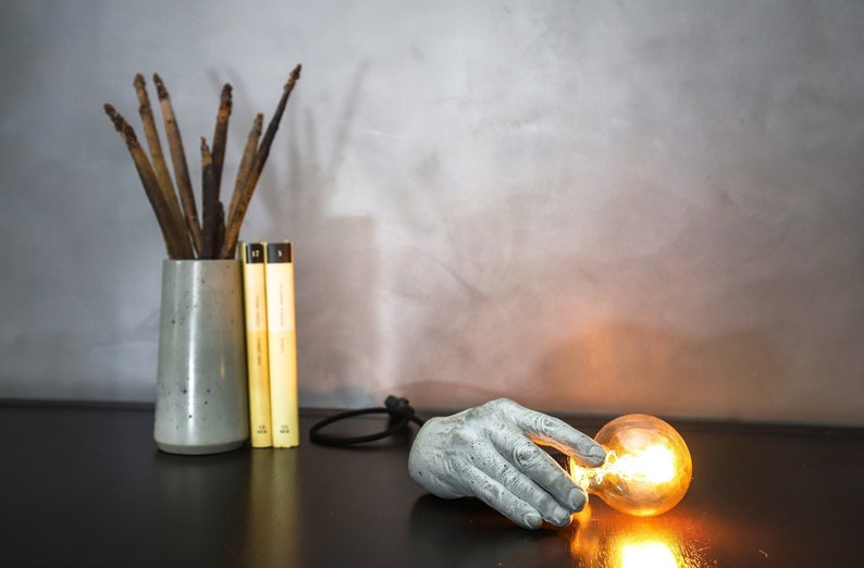 Schreibtischlampe, Akzentlampe, Betonlampe, Creepy Lampe, Thing Addams Hand, Edison Lampe, Industrielampe, Tischlampe Vintage, Cyberpunk Lampe Bild 1