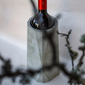 Concrete Wine Cooler, Elegant Geometric Wine Bottle Chiller, Unique Artisan Wine Accessories, Sophisticated Wine Centerpice, imagem 2