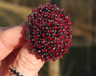 Broche victorienne ancienne XXL avec grenat bohème et pierres taillées en forme de rose pyrope. XIXe siècle. Livraison gratuite