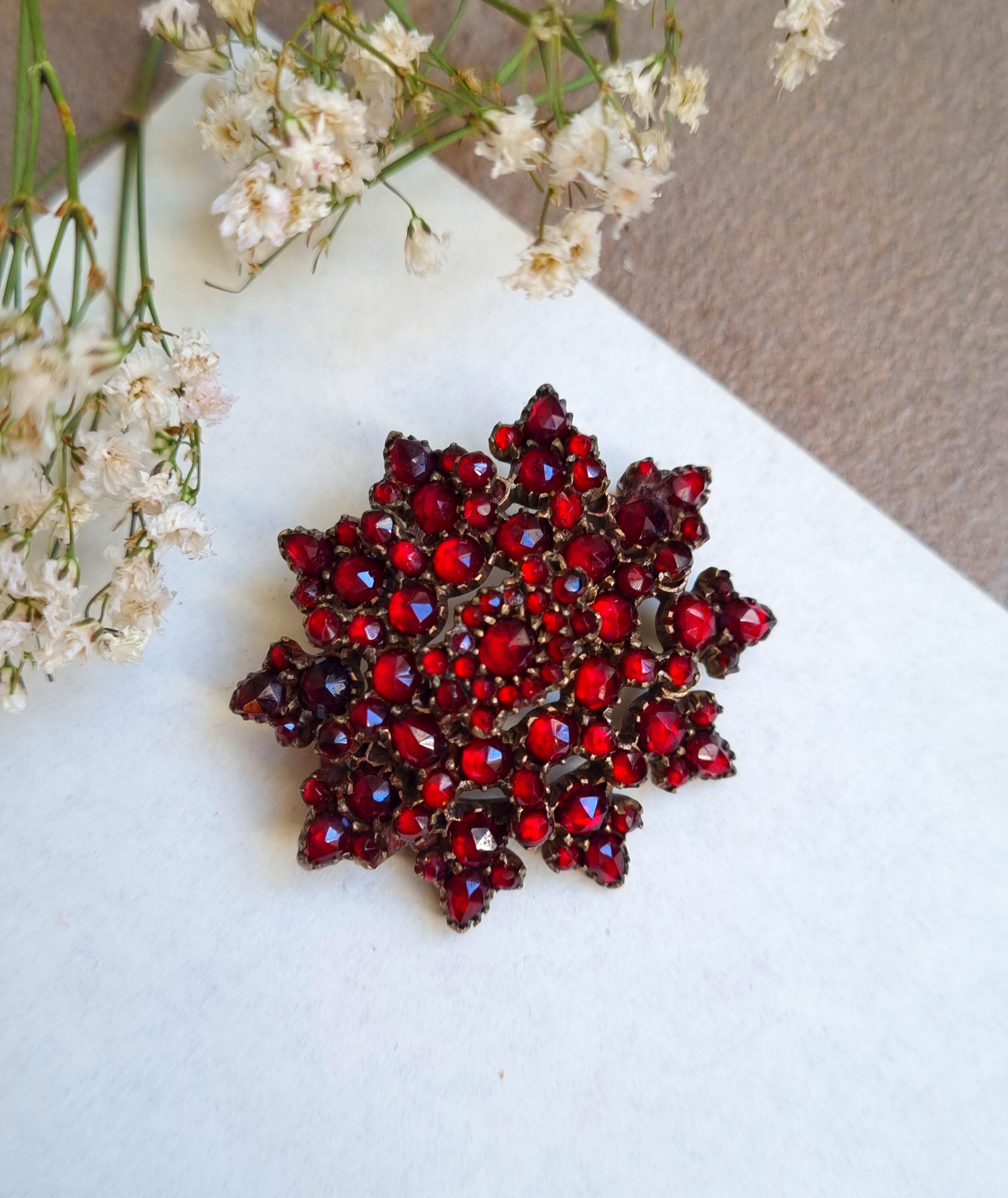 Broche Ancienne Victorienne Tricolore Avec Pierre Grenat - Bijou Vintage Argenté - Occasion