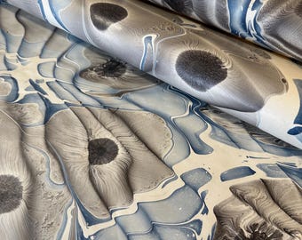 Papel marmolado a mano A2 con acabado encerado