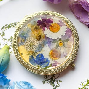 Specchio compatto fatto a mano con fiori pressati, regalo per damigelle d'onore, bomboniera per matrimonio con fiori veri, cosmetici artigianali, regalo di Natale