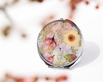 Fleur pressée à la main, miroir compact, cadeau de demoiselle d'honneur, vraie fleur, faveur de mariage, marguerite, feuilles vertes, artisanat, cadeau de Noël cosmétique