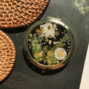 Fleur pressée à la main, miroir compact, cadeau de demoiselle d'honneur, vraie fleur, faveur de mariage, marguerite, feuilles vertes, artisanat, cadeau de Noël cosmétique image 6