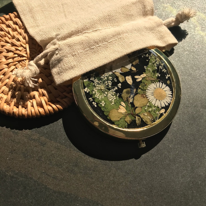 Handmade Pressed Flower Compact Mirror Bridesmaid gift Real Flower Wedding favor Daisy Green Leaves Crafts cosmetic Christmas gift image 7