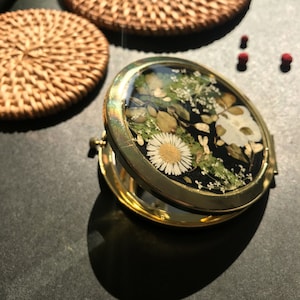 Fleur pressée à la main, miroir compact, cadeau de demoiselle d'honneur, vraie fleur, faveur de mariage, marguerite, feuilles vertes, artisanat, cadeau de Noël cosmétique image 8