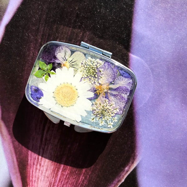 Pastillero de flores prensadas moradas - Pastillero anticonceptivo - Pastillero floral lindo y organizado de 2 rejillas para viajes, bolso pequeño y bolsillo