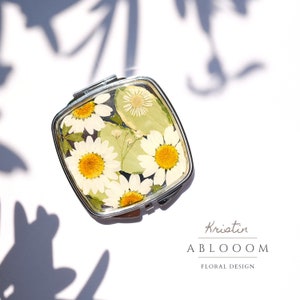 Handgemachte gepresste Blume Kompaktspiegel Brautjungfer Geschenk Echte Blume Hochzeit favor Gänseblümchen grüne Blätter Handwerk Kosmetik Weihnachtsgeschenk
