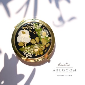 Fleur pressée à la main, miroir compact, cadeau de demoiselle d'honneur, vraie fleur, faveur de mariage, marguerite, feuilles vertes, artisanat, cadeau de Noël cosmétique image 1