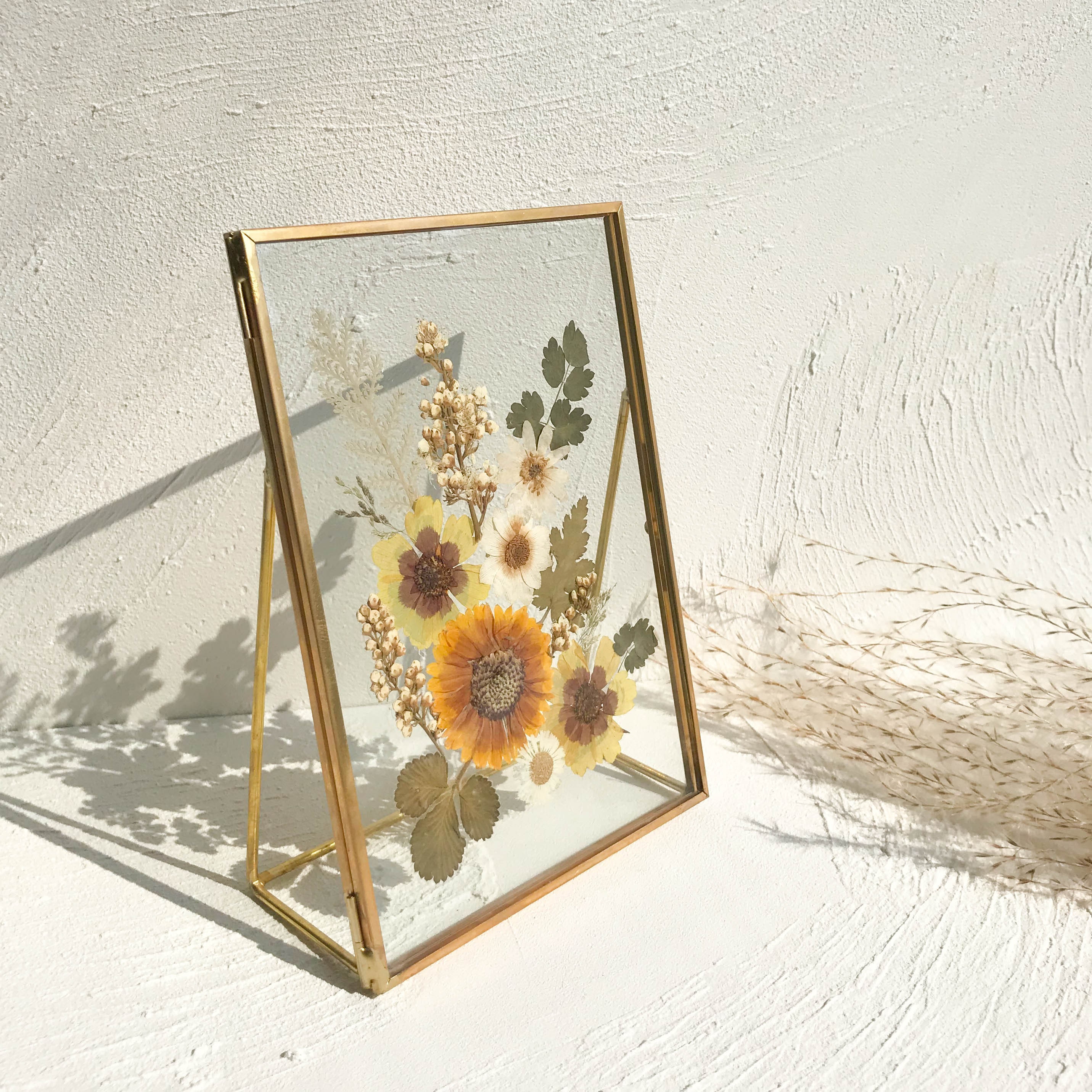 Vintage PRESSED FLOWERS in frame of gold in seconds - Craftionary