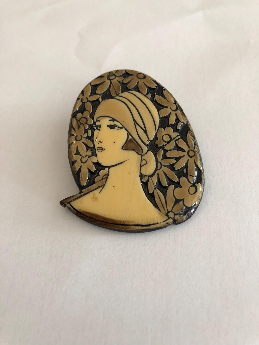 Broche Ancienne Léa Stein - Portrait D'élégante Sur Bakélite Crème, Vintage