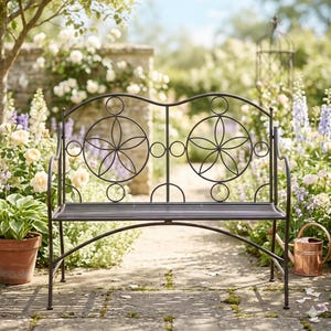 Puede incluir: Un banco de jard&iacute;n de metal marr&oacute;n oscuro con un dise&ntilde;o floral en el respaldo. El banco tiene un asiento curvo y est&aacute; rodeado de un exuberante jard&iacute;n con flores y vegetaci&oacute;n. El banco mide aproximadamente 122 cm de ancho.