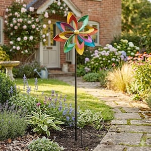Moinho de vento colorido – Um elemento vibrante que chama a atenção no seu jardim.