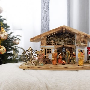Wonderful handcrafted nativity scene Neunhof including 12-piece figure set K 650-9, dimensions: approx. 58 x 25 x 25 cm, figures 9.5 cm