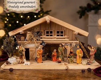 Könnte beinhalten: Eine hölzerne Weihnachtskrippe mit einem rustikalen Stallgebäude, Balkon und Heuboden. Das Set enthält handbemalte Figuren der Heiligen Familie, der drei Könige, eines Engels, eines Hirten und eines kleinen Schafs auf einem Holzsockel.