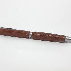 stylo artisanal en Makoré Figuré et mécanisme rentrant couleur chrome mat