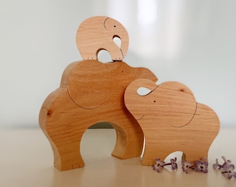 La famille des éléphants en bois est décorée dans une crèche, un animal puzzle en bois, un cadeau pour la famille avec enfants