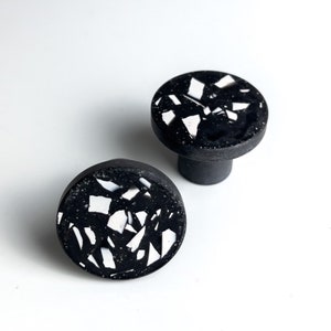 Furniture knob in eco-responsible resin, black color with white terrazzo effect image 1