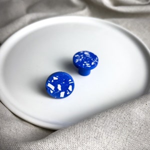 Jesmonite furniture knob, royal blue terrazzo white image 2