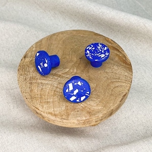 Jesmonite furniture knob, royal blue terrazzo white image 3