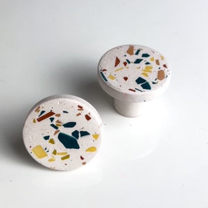 Jesmonite furniture knob, white multicolor