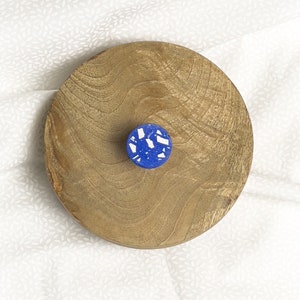 Jesmonite furniture knob, royal blue terrazzo white image 4