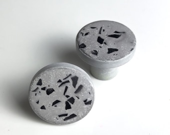 Furniture knob in eco-responsible resin, gray color with black terrazzo effect