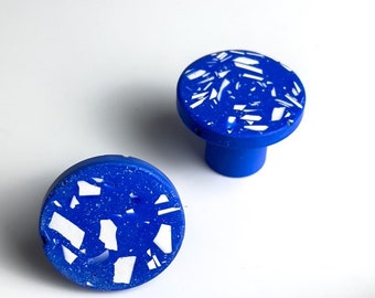 Bouton de meuble en jesmonite, bleu roi  terrazzo blanc