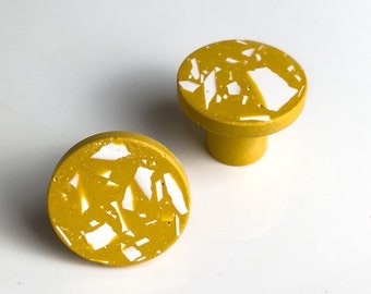 Furniture knob in eco-responsible resin, mustard color with white terrazzo effect