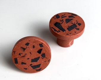 Furniture knob in eco-responsible resin, brick red color with black terrazzo effect