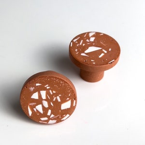 Furniture knob in eco-responsible resin, terracotta color with white terrazzo effect
