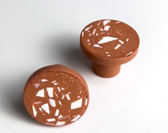 Furniture knob in eco-responsible resin, terracotta color with white terrazzo effect