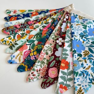 Banderines florales hechos a mano de Rifle Paper Co., 100 % algodón.