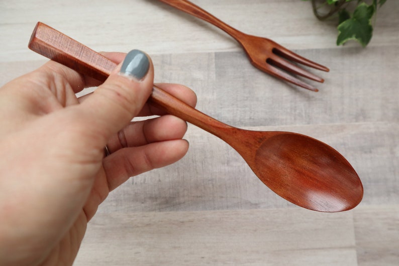 Juego de cubiertos de madera, desperdicio cero, utensilios de viaje portátiles reutilizables, regalo ecológico, tenedor y cuchara con estuche de lino hecho a mano, artículos de lino imagen 7