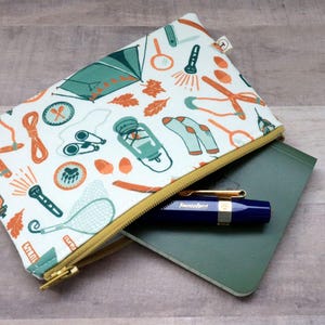 Bolsa con cremallera plana con diseño de acampada: bolsa para cosméticos, bolsa de maquillaje, monedero pequeño, organizador de almacenamiento, billetera de viaje, estuche para cables, bolsa EDC