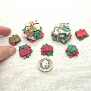 Fascioni natalizi fatti a mano per casa delle bambole, biglietti di auguri natalizi in miniatura