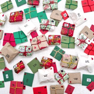 Posta di Natale in miniatura, regali di Natale per case delle bambole e pacchetti di biglietti