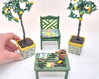 Juego de jardín para casa de muñecas, silla de jardín en miniatura, limoneros, mesa, muebles de jardín a escala 12