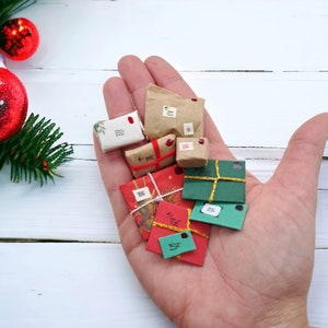 Posta di Natale in miniatura, regali di Natale per case delle bambole e pacchetti di biglietti