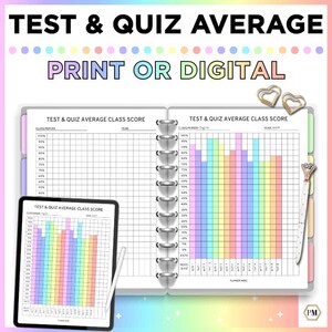Puede incluir: Un planificador con el texto "TEST & QUIZ AVERAGE" y "PRINT OR DIGITAL". El planificador está abierto, mostrando gráficos para el seguimiento de las notas de exámenes y cuestionarios. También se ve una tableta con un gráfico similar y un lápiz óptico. Los gráficos utilizan un esquema de color arcoíris.
