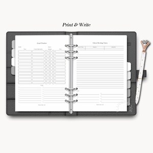 K&ouml;nnte beinhalten: Ein schwarz-wei&szlig;er Planer mit einem silbernen Binder. Die linke Seite hat einen "Lead Tracker"-Bereich mit Spalten f&uuml;r Name, Kontaktinformationen, Versuche, Notizen und ein Raster mit Kreisen zum Verfolgen. Die rechte Seite hat einen "Client Meeting Notes"-Bereich mit Spalten f&uuml;r Datum und Uhrzeit, Zweck und Teilnehmer.