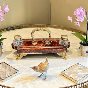 Os rapazes da Aristo não puderam deixar de admirar o tinteiro de bronze dourado com imitação de tartaruga Grand Regency Antique de Darcy, o epítome do bom gosto