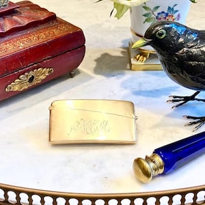 Henry Woodhouse è il mio nome, sono Uber Rich & Dapper è il mio gioco, ha detto eloquentemente tirando fuori un elegante porta biglietti da visita in oro antico