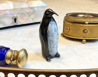 ¡Cariño, hace frío afuera! Una exquisita y pequeña escultura de pingüino de bronce macizo con una hermosa pátina y sutiles reflejos dorados, absolutamente encantadora.