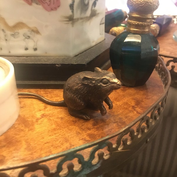 Une sculpture de souris en bronze massif effrontée, le seul type que vous voulez dans votre maison ! Patine riche et chaude, reflets de bronze tout à fait charmants, anglais