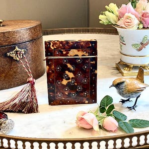 De keurige aristocraat Mr. Bingley deed niets liever dan zijn knappe antieke kaartendoosje namaakschildpad tevoorschijn toveren om indruk te maken op de jongens!