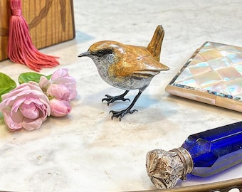 Je suis dans le Jardin ! An enchanting Solid bronze life size Wren sculpture with a beautiful patina numbered and signed made in the UK