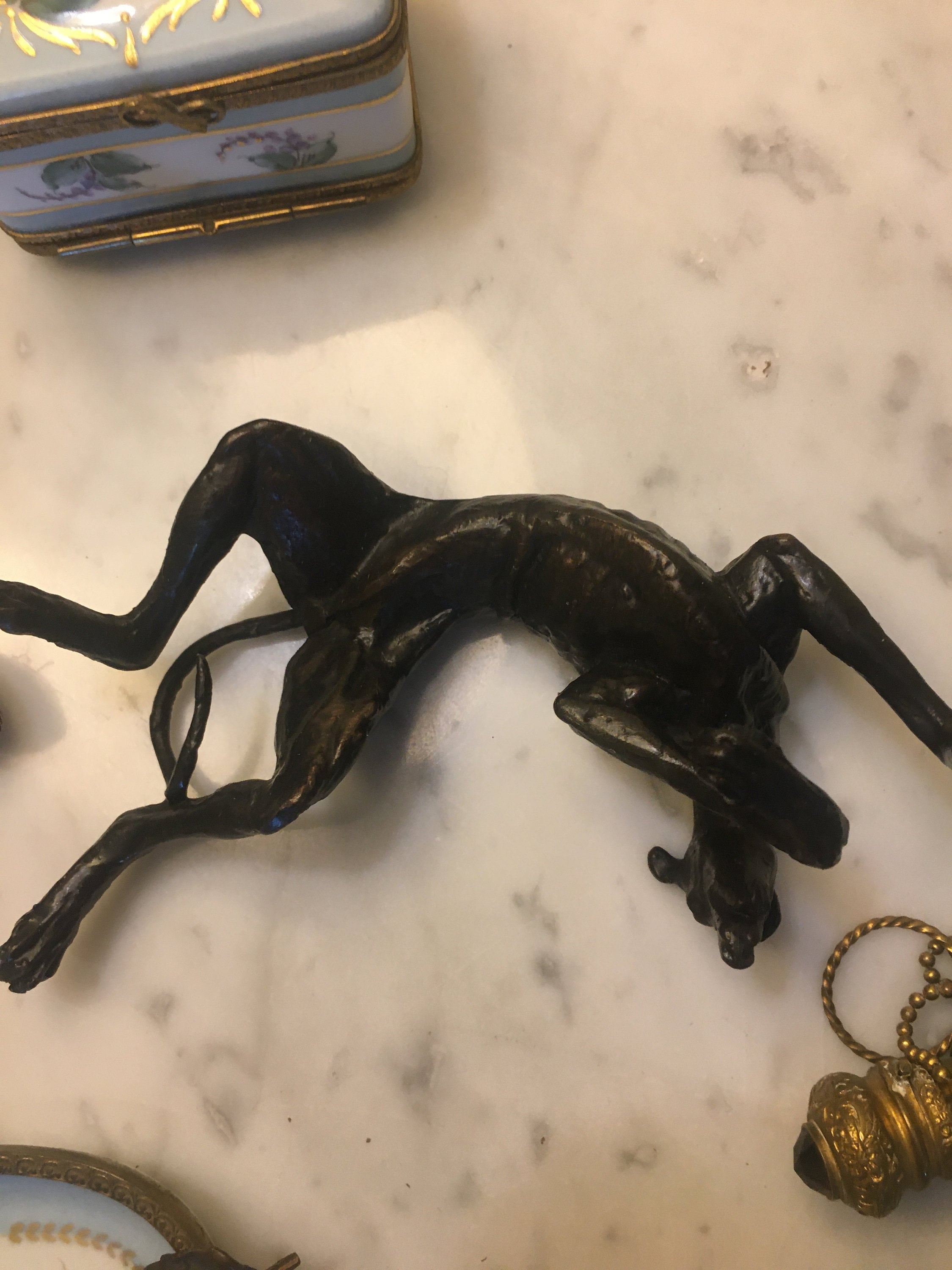 Liebe ist eine nasse Nase und ein wedelnder Schwanz Eine seltene WEIBLICHE  wunderliche solide Bronze rollender Hund Greyhound Lurcher -  Österreich